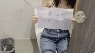 Vào nhà vệ sinh công cộng vô tình được địt free gái xinh vú to tròn
