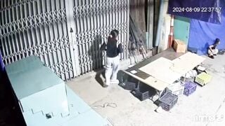 Trap girl ăn nhậu cho sướng rồi ngồi xả mấy bãi nước đái trước nhà người ta.