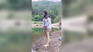 Nay em tắm suối cho mát khe