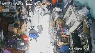 Đang làm việc trong tiệm em hàng xóm nứng lồn sang nhờ anh địt cho phát