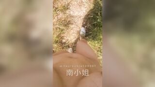 E teen dâm show hàng public k mặc đồ đi dạo quanh đồng cỏ