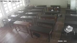 2 cặp học sinh vô tư tập tành địt nhau trong cả lớp học