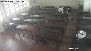 2 cặp học sinh vô tư tập tành địt nhau trong cả lớp học