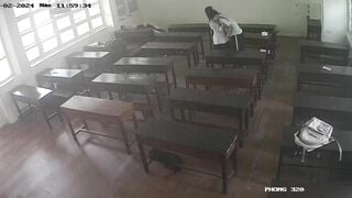 2 cặp học sinh vô tư tập tành địt nhau trong cả lớp học