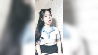 học sinh lớp 12 nghe lời trai khoe vú bướm
