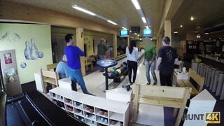 Dùng tiền gạ chịch vợ bạn khi chơi bowling