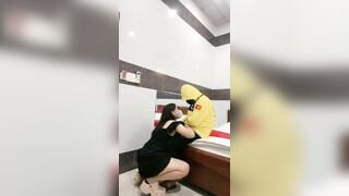 Nứng lồn bú cu anh shipper giáo hàng