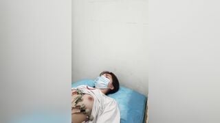Bác sĩ đặt cam quay lén vú bênh nhân p1