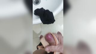 Lén trộm quần lót chị gái vào nhà tắm thủ dâm 1