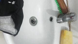 Trộm quần lót chị gái vào nhà tắm thủ dâm 4