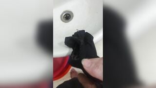 Trộm quần lót chị gái vào nhà tắm thủ dâm 5