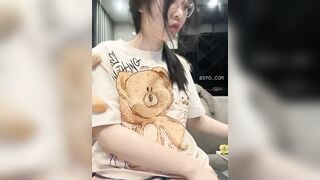 Mã Vĩ đeo kính phát trực tiếp hở ngực