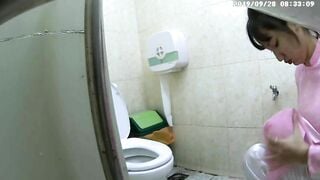 Quay lén em áo dài hồng đi đái