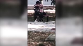 2 em học sinh ngan nhiên địt nhau trước sân trường