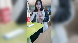 em xinh thích khoe hàng mọi lúc mọi nơi