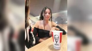 Hai em teen show ở cửa hàng KFC