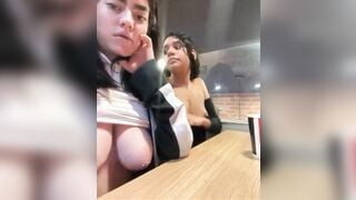 Hai em teen show ở cửa hàng KFC