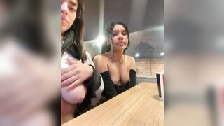 Hai em teen show ở cửa hàng KFC