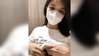 đăng đi chơi thì nứng lồn vào wc khoe vú