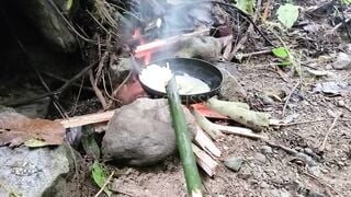 Hòa mình với thiên nhiên, cặp đôi cắm trại nấu ăn và chịch ngoài trời