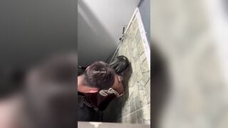 QUay lén 2 em học sinh mới lớn địt nhau public trong nhà vệ sinh trung tâm thương mại