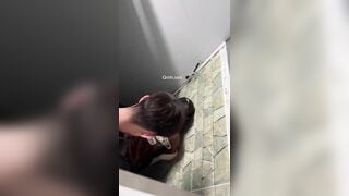 QUay lén 2 em học sinh mới lớn địt nhau public trong nhà vệ sinh trung tâm thương mại