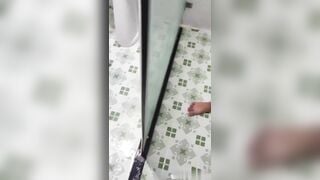 Mấy bé giờ liều thật, tranh thủ ra chơi vào nhà vệ sinh bú cu như này thì chịu rồi