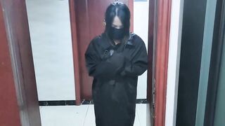 Bắt vợ mặc đồ kì lạ ra khỏi nhà