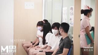 E học sinh ngây thơ đi khám sức khỏe tổng quát định kì bị bác sĩ biến thái đè ra hiep