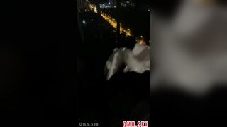 Đưa e ra ban công hóng gió