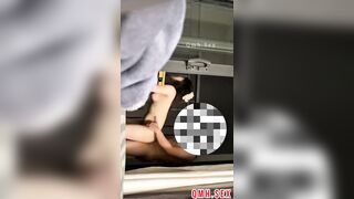 Đưa e ra ban công hóng gió