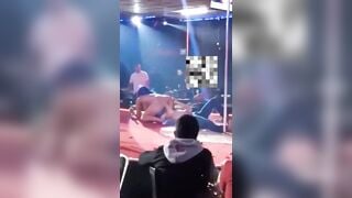 Gái nhảy và chai sâm panh trên sân khấu