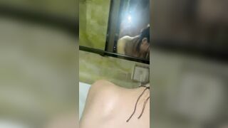 Lén lút trốn mẹ lên doggy e họ xinh trg nhà tắm còn quay vid trc gương làm kĩ niệm