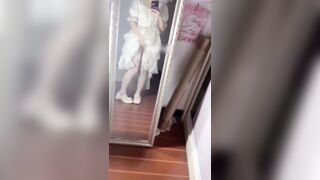 Em gái xinh thủ dâm trong bộ váy cưới