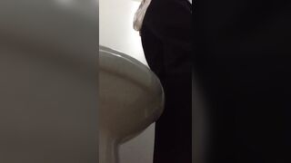 quay lén nhà vệ sinh gái xinh đi đái - phần 1