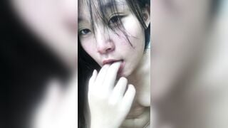 em đang dậy thì lên dâm quá tự tay móc lồn ra nước rồi mút tay