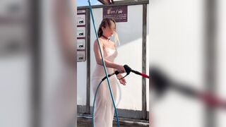 Chị gái mặc đồ xuyên thấu đi rửa xe