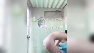 bé lớp 11 dáng đẹp tắm cho các anh xem