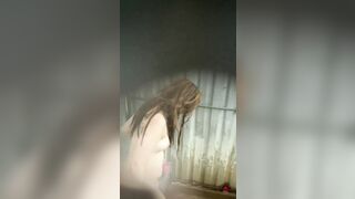 khoét lổ  quay lén bà chị vú khủng đi tắm