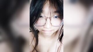 Em kính cận k10 show thủ dâm cho người yêu cực dâm
