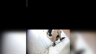 Quay lén nữ đồng nghiệp Đái ở WC lồn rậm lông