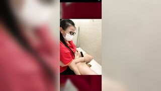 Hai em siêu thị dâm đãng vào toilet thủ dâm nhau