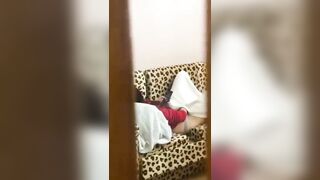 đứa em họ sang nhà chơi mà nó nằm ở phòng khách tự móc bím