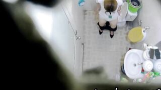 quay lén nhân viên TGDĐ đi đái em nào nhìn cũng ngon - phần 1