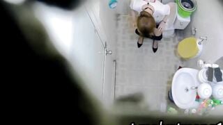 quay lén nhân viên TGDĐ đi đái em nào nhìn cũng ngon - phần 1