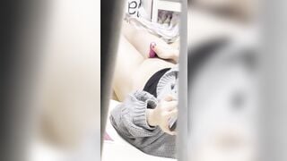 đứa em họ dâm đãng thủ dâm mà em nó không đóng cửa