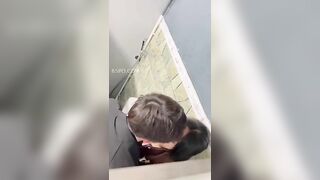 Học sinh địt nhau trong nhà vệ sinh quán cà phê bị quay lại