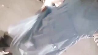E gái khoe lồn vú và đái ngoài đường