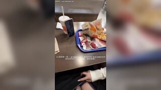 Dùng tinh trùng người yêu chấm khoai tây chiên ở tại quán