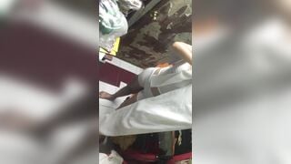 quay lén đưa em họ thay áo dài chuẩn bị đi học